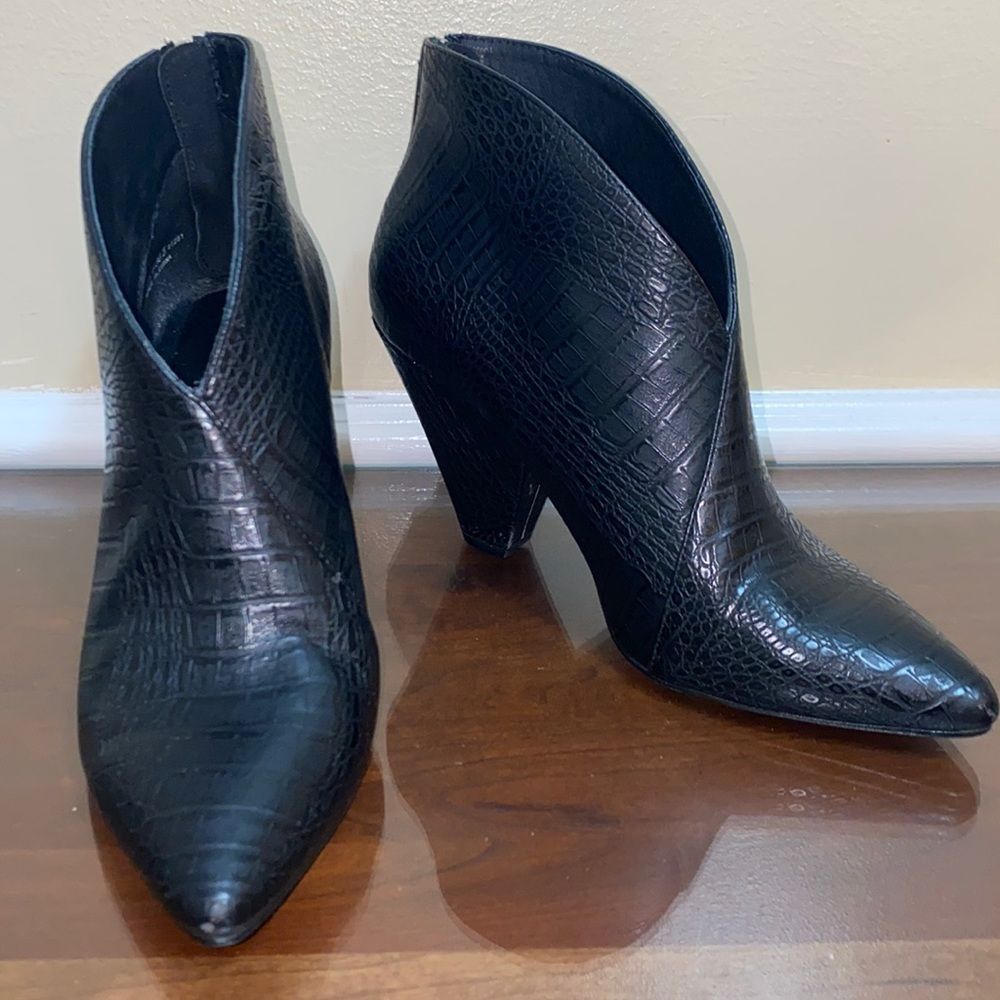 Chinese Laundry women ankle boot black reptile 6M